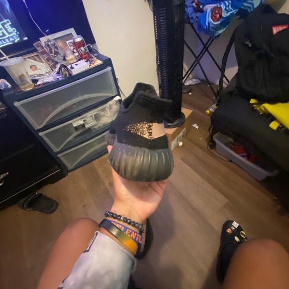 Yeezy 350 V2 Core Black Copper - Picture 8 of 9